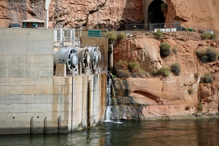 Glen canyon dam spillway damage 1983